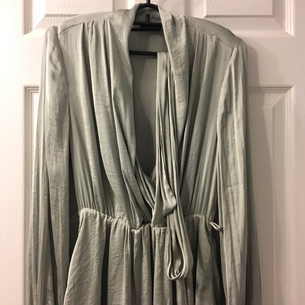 Silky dress with belt